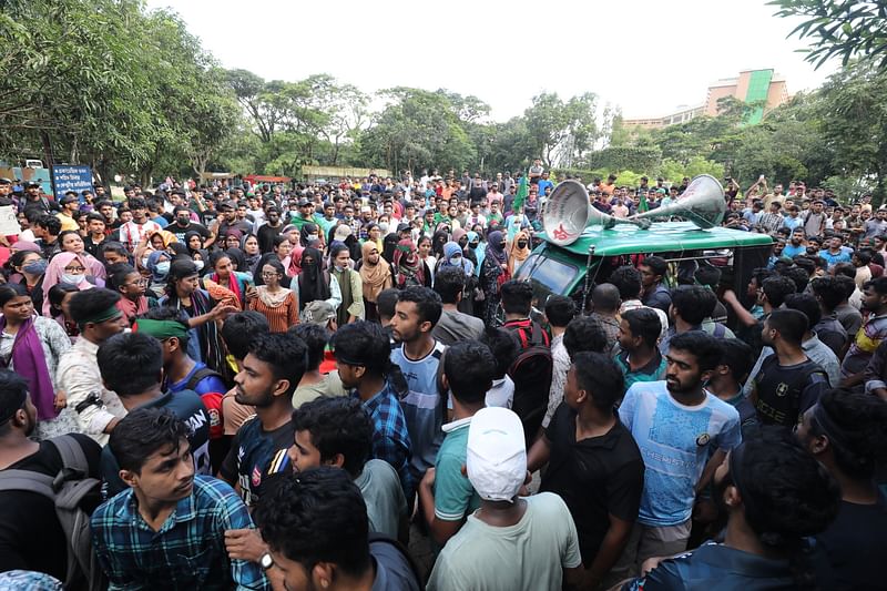 সারা দেশে শিক্ষার্থীদের ওপর হামলার প্রতিবাদ ও কোটা সংস্কারের দাবিতে সিলেটের শাহজালাল বিজ্ঞান ও প্রযুক্তি বিশ্ববিদ্যালয়ের শিক্ষার্থীরা ক্যাম্পাসে বিক্ষোভ করেন। শিক্ষার্থীরা হল না ছাড়ার ঘোষণা দিয়েছেন। আজ দুপুরে ক্যাম্পাসের গোলচত্বরে